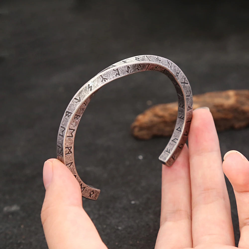 bracelet arion porté a bout de doigt