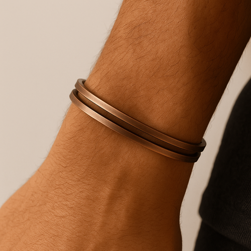 bracelet en cuivre porté par un homme