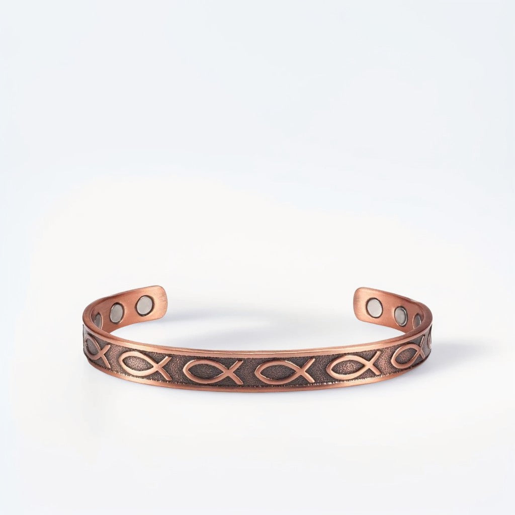 bracelet jonc en cuivre sur fond blanc, ideal pour les hommes