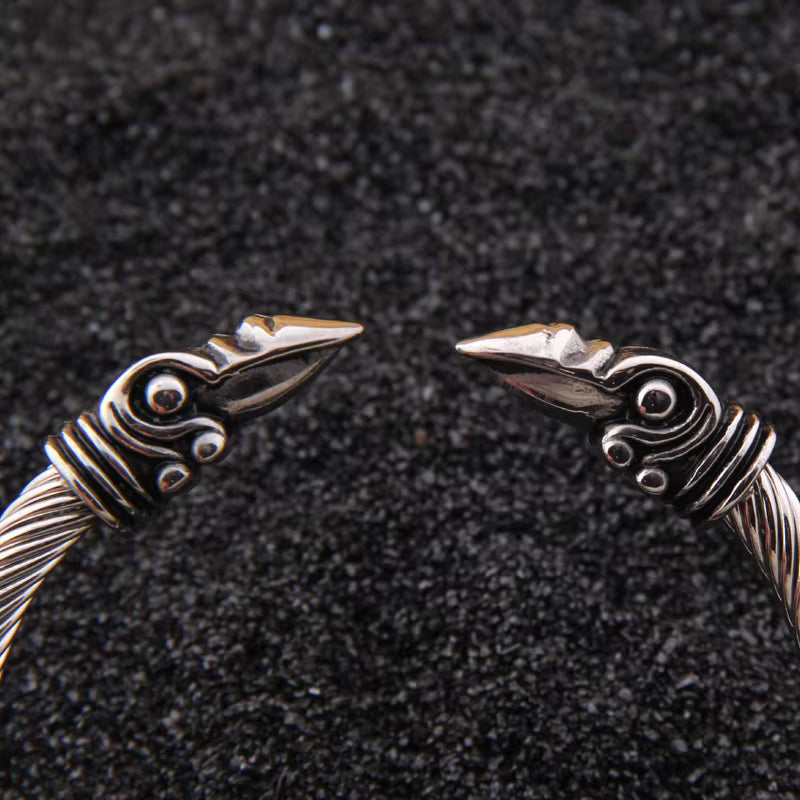 Le Bracelet jonc Viking Huginn est une pièce unique