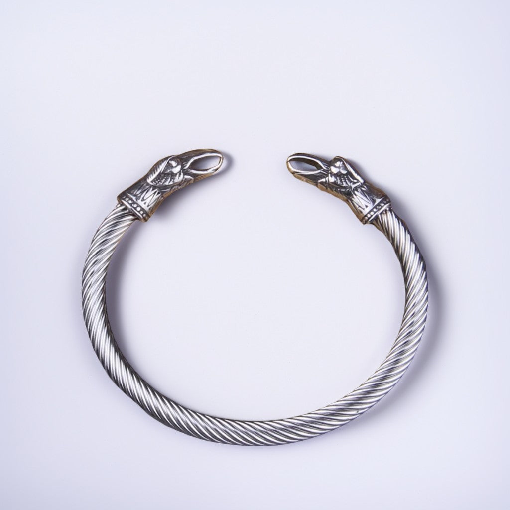 Le Bracelet jonc Viking Huginn est une pièce unique inspirée des corbeaux d’Odin, symboles de mémoire et de sagesse.